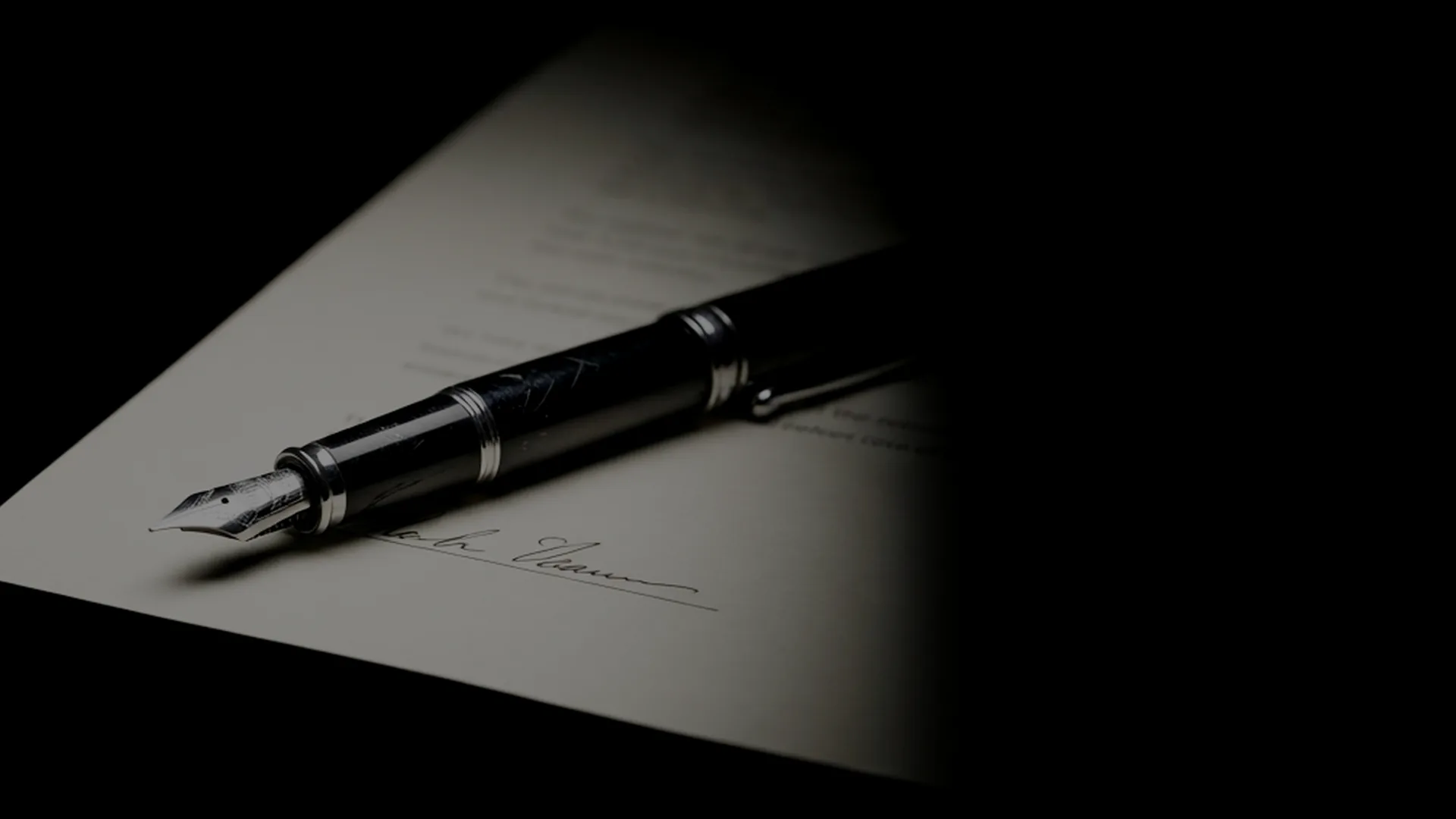 Lapicera sobre un contrato firmado