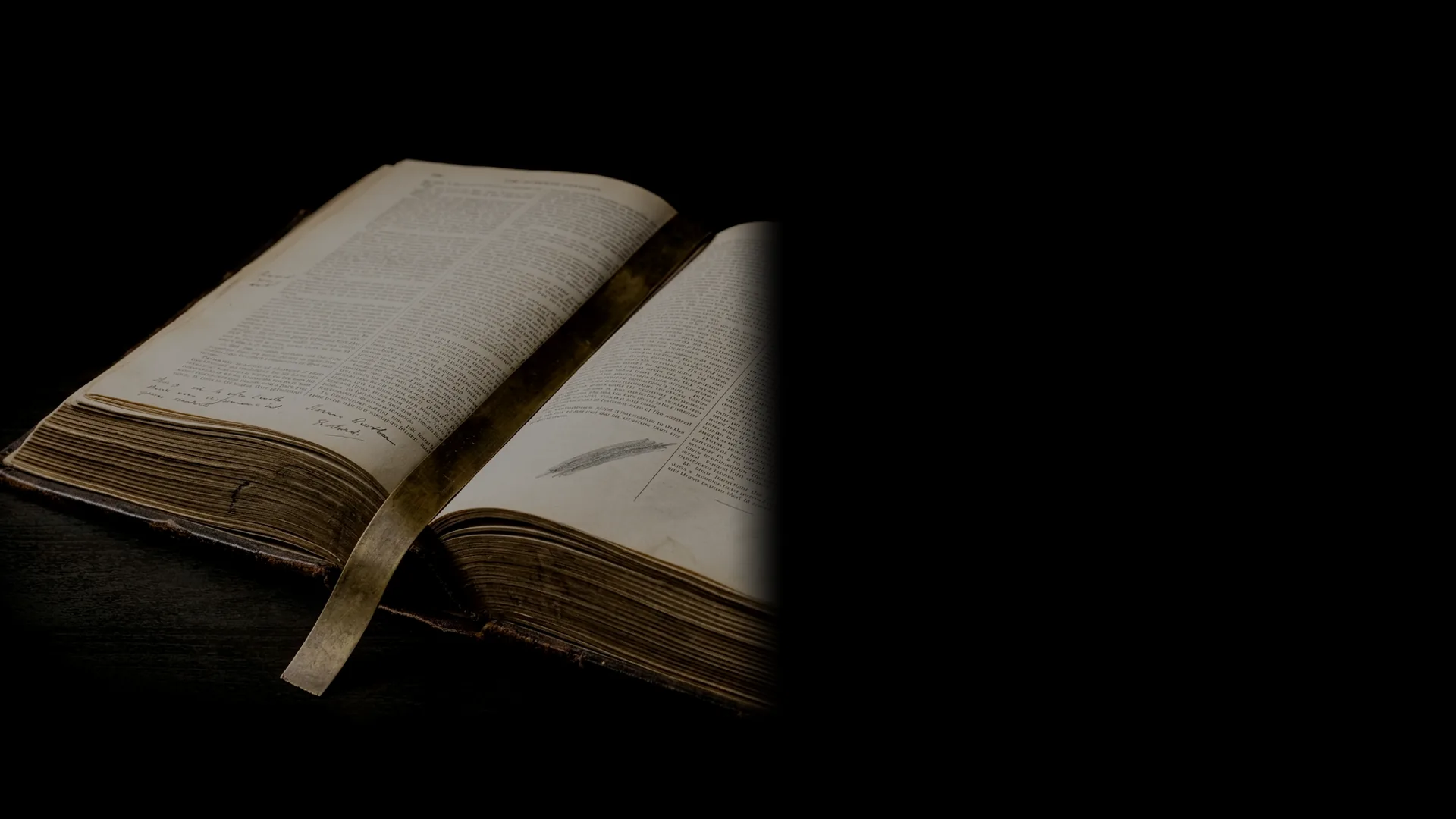 Un libro de leyes abierto, muy usado